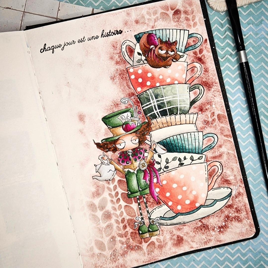 Art Journal Le chapelier avec tampon Oddball colorié aux prismacolor et fond tampons Chou and Flowers collection Its awlays Tea time colorié aux aquarelles