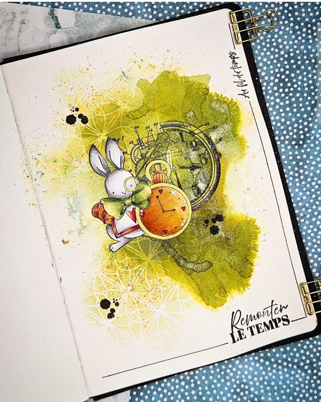 Art journal le lapin blanc par Marlene Arts. tampon Stamping Bella avec mise en couleurs aux Polychromos. Fond technique du resist avec tampon Sokai et poudres magicals